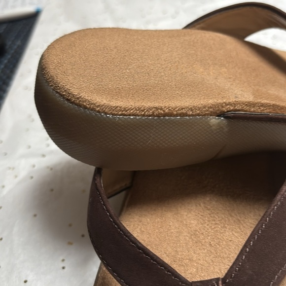 Aerosols brown size 7.5 flip flops Great for the summer months - Picture 2 of 3